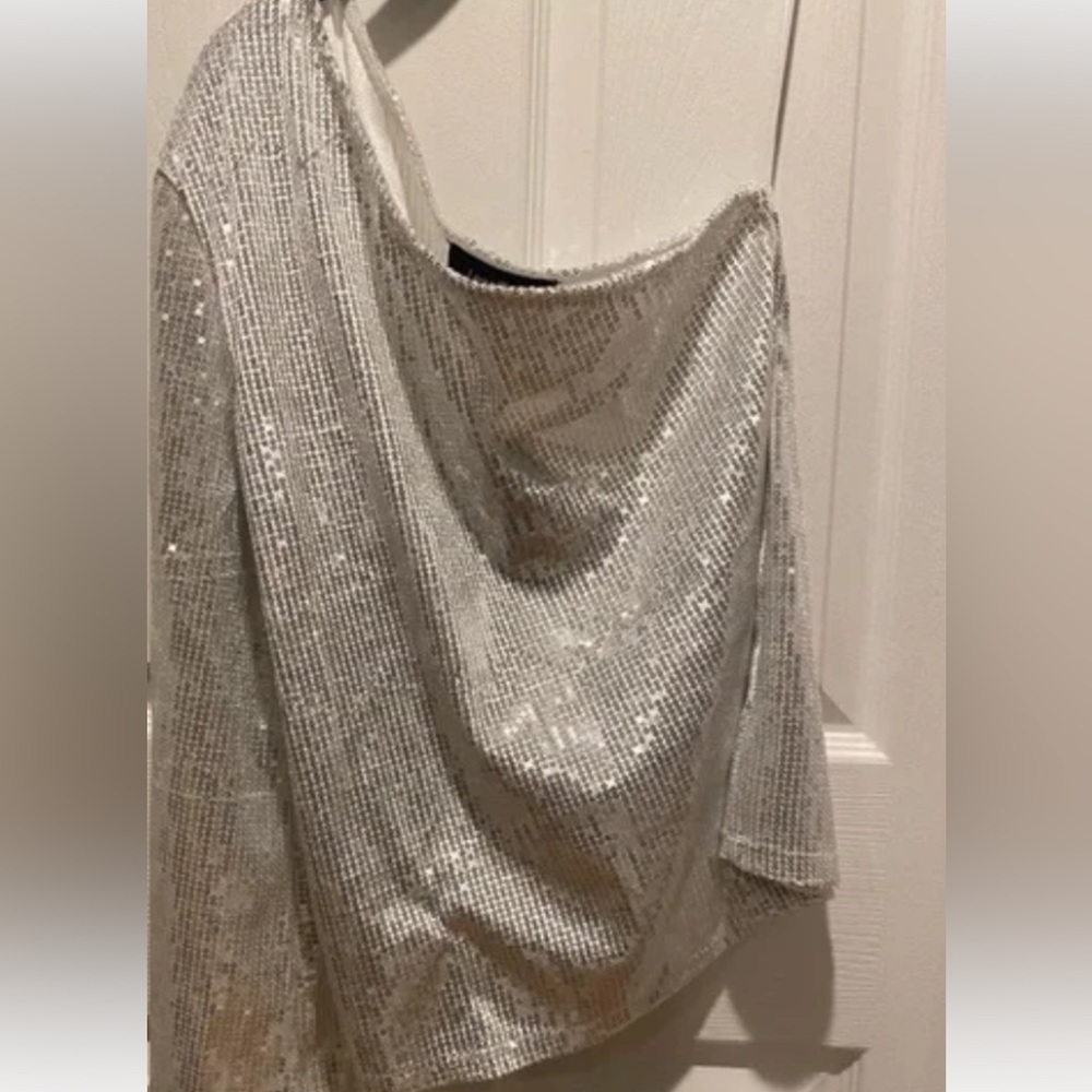 Lea& Viola one sleeve top size medium